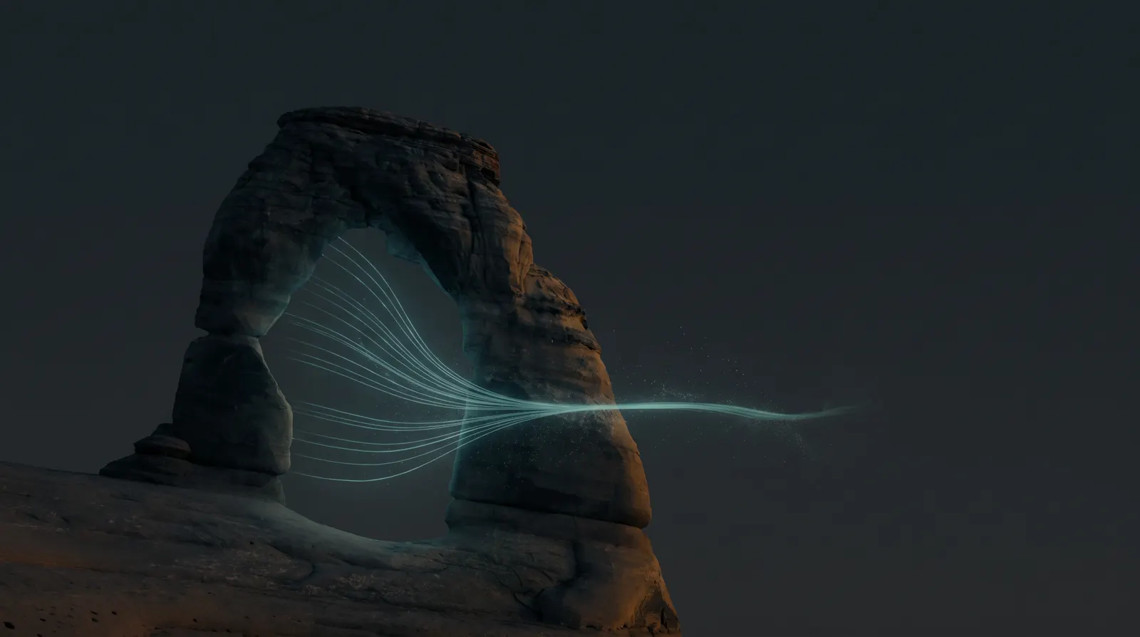 خيوط من الضوء تعبر قوسًا صخريًا في الصحراء. Threads of light passing through a sandstone arch in the desert.